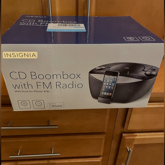 EUC “Insignia” CD BoomBox With FM Radio & Dock4 iPhone; User & Quick Setup Guide - Picture 10 of 17